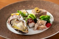 前菜盛り合わせ・天然魚のカルパッチョ・いつものサラダ・神戸牛ステーキ（ランプ）・世界一のペペロンチーノ・デザート（自家製アイス＆ソルベ）※コース予約で究極のグラス「ガブリエルグラス」でワインを味わえる