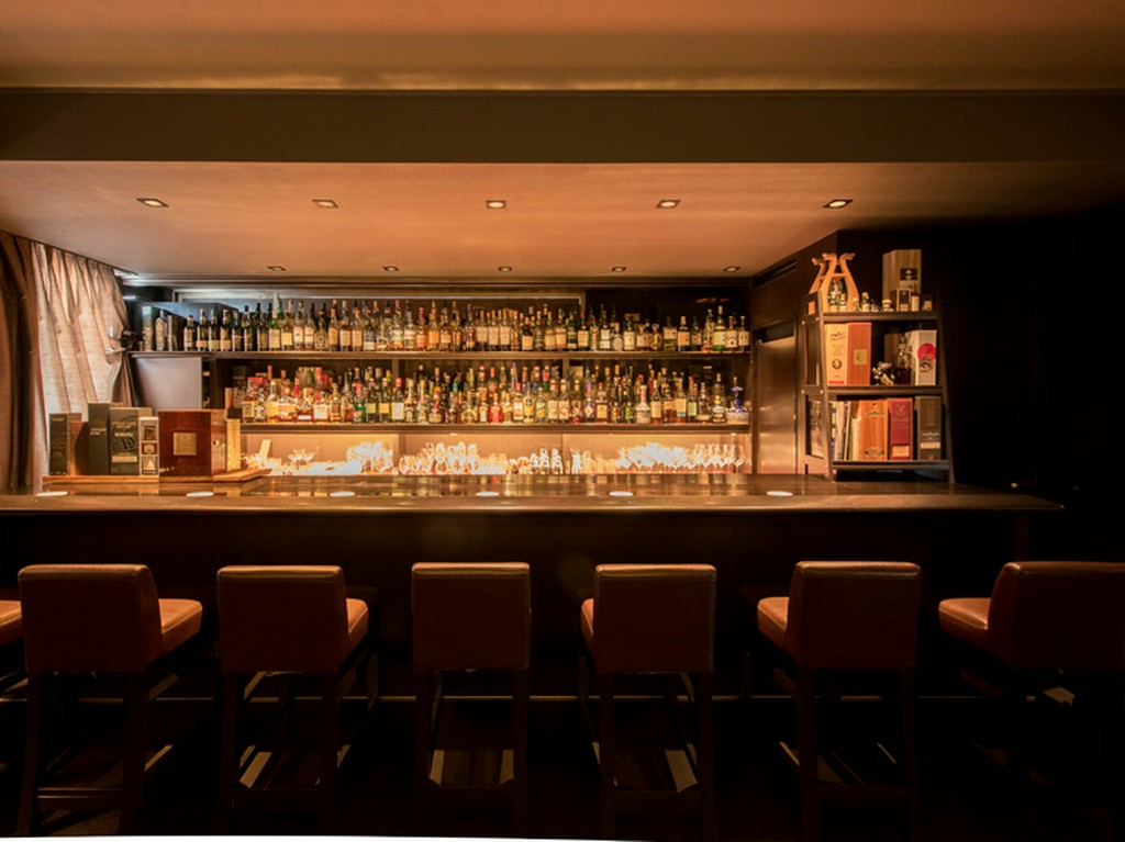 ウイスキーの品揃えも自慢。通な大人が喜ぶ厳選銘柄がずらり