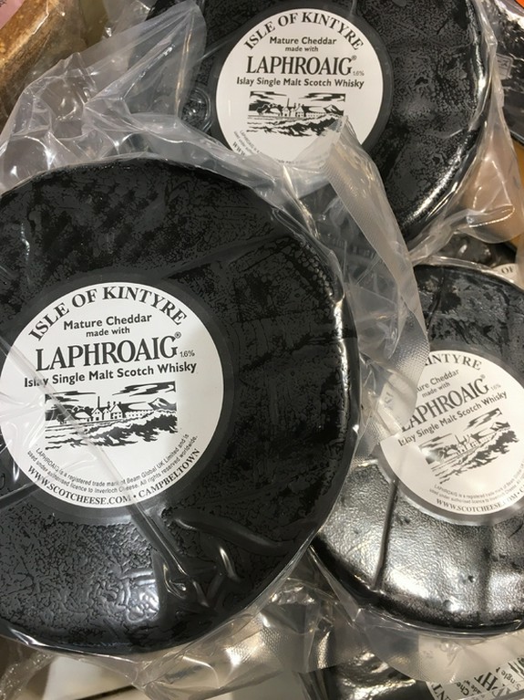 イギリスのスコッチウイスキー【ラフロイグ】を使用したチェダーチーズ入荷です。