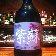 紫蘇の持つ繊細な天然の風味を損なわぬよう丁寧に造り上げたリキュールです。また、上品で和を感じさせる紫蘇の風味が充分に楽しめます。独特な味と香りが心地良く伝わる日本ならではの味わいが人気を集めています