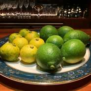 優良生産者の香り高いレモンと柚子。Gin and Tonic ジントニックや香りのアクセントに必須です。
