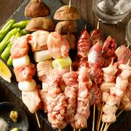 「錦爽どり」は愛知県奥三河の豊かな自然環境で育てられ、2017年「地鶏・銘柄鶏好感度コンテスト」で最優秀賞を受賞。ほどよい歯ごたえと柔らかい肉質が特徴で、さまざまな調理法で新しいおいしさが楽しめます。