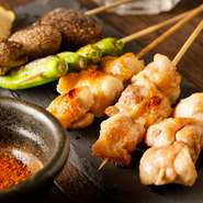 その日に仕入れた錦爽どりを炭火で焼きあげた串焼き盛り合わせ。部位によって焼く時間も調整、一番おいしい状態で提供してくれます。