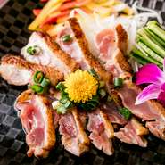 弾力ある歯ごたえが特徴のひとつでもあるブランド鶏・錦爽どりが、くん製たたきで登場。噛むほどに旨みが口中に広がります。