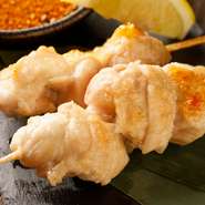 「錦爽どり」は2017年「地鶏・銘柄鶏好感度コンテスト」で最優秀賞を受賞。木酢液を添加した専用飼料で飼育され、「煮てよし、焼いてよし、揚げてよし」。コクのある脂肪の少ない肉をおいしくお届けします。