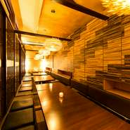 静かに飲みたい夜もあれば、賑やかにおしゃべりしたい夜もあることでしょう。どんな場面でも、周囲を気にすることなく過ごせる個室をたくさん準備しております。