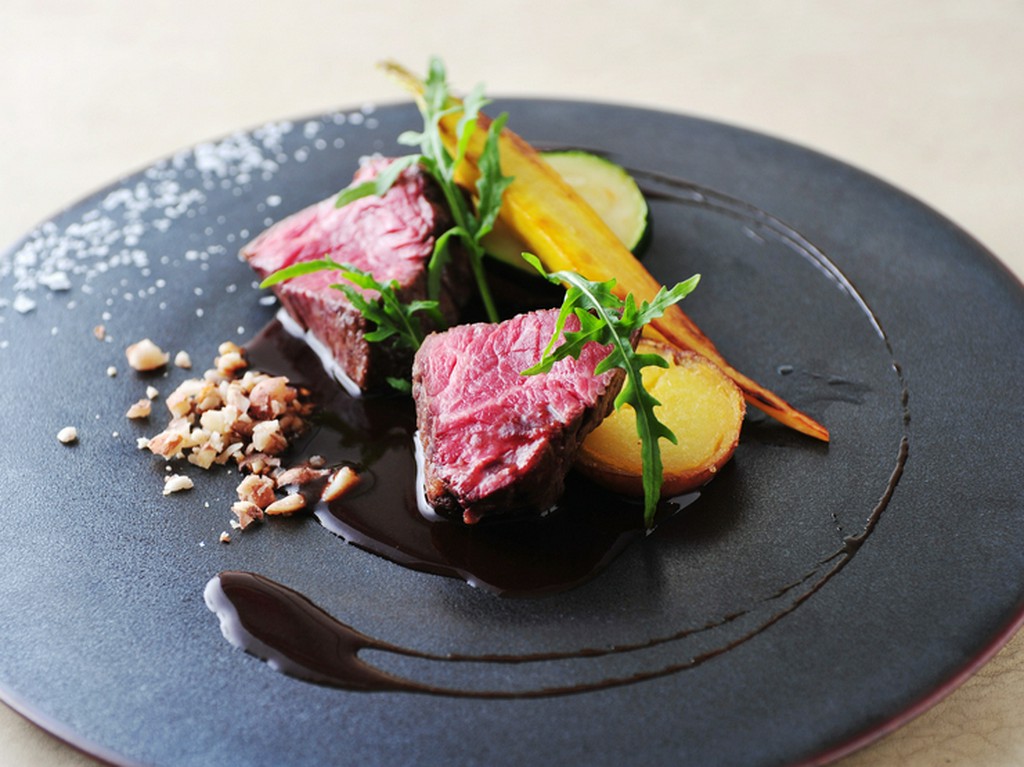 旨味たっぷりの『箱根西麓牛ランプ肉のロースト　湘南味噌と落花生のマデールソース』