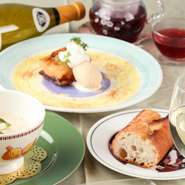 ヨーロッパのアンティークな置物や、ベネチアングラス等がセンスよく配置されたおしゃれな雰囲気の店内。ママだけのランチや、女子会ディナーにも最適です。お子様コースもあり、子供連れママ会にもおすすめ。