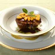 芳醇なコクと濃厚な美味しさを味わえる、フランス産の鴨のフォアグラをソテーに。地元の紫なすやプッチーニ（西洋かぼちゃ）等、その時々の旬野菜との組み合わせが絶妙です。