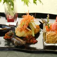 鮮度のよいスズキをパイに包み、こんがりと焼き上げ。プロバンスのソースとともに美味しくいただけます。