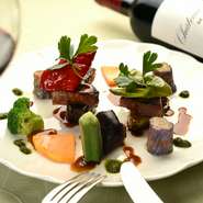 米沢牛のミスジのローストに、春菊のソースを添えて。目でも楽しめるようカラフルな地元野菜が添えられるなど、シェフの遊び心を感じられるメニューです。