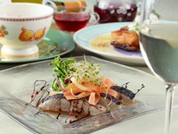 ・オードブル
・季節のスープ
・本日の魚料理(＋1,200円で魚料理を伊勢海老一匹のお料理に変更可能。 ※要予約)
・パン（お好きなだけ）
・デザート又はフランス産チーズ
・コーヒー 又は 紅茶又はハーブティー 