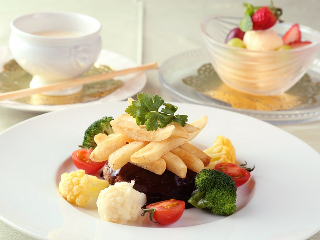 その日の新鮮な食材を使用したシェフのおまかせコース～全7品～
※人数に応じてご相談承ります。