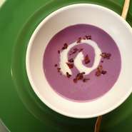 その時の旬の野菜をふんだんに使用し、濃厚な野菜そのものの味を楽しめるスープ。季節や、仕入れ状況で内容は異なるため、訪れる度に様々な味を堪能できる大人気メニューです。