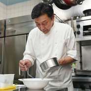 緊張せず、リラックスして食事ができるように配慮された店内。常連の方々に長年愛されている【ルルソンキボア】では、寛いだ雰囲気の中、本格フレンチのコース料理が楽しめます。