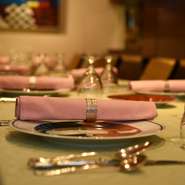 記念日や誕生日の食事には『記念日・誕生日コース』がぴったり。乾杯のスパークリング、マダム手づくりのケーキやメッセージプレートも含まれます。特別な日のデートにもおすすめ。
