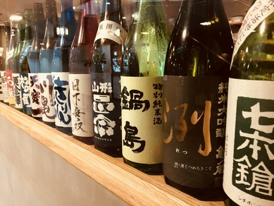 和の逸品を引き立てる日本酒は、常時10種類を取り揃え
