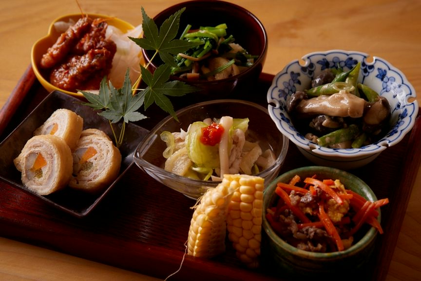 ちょこちょこ豆皿小鉢(7種)と本日のおすすめの一皿