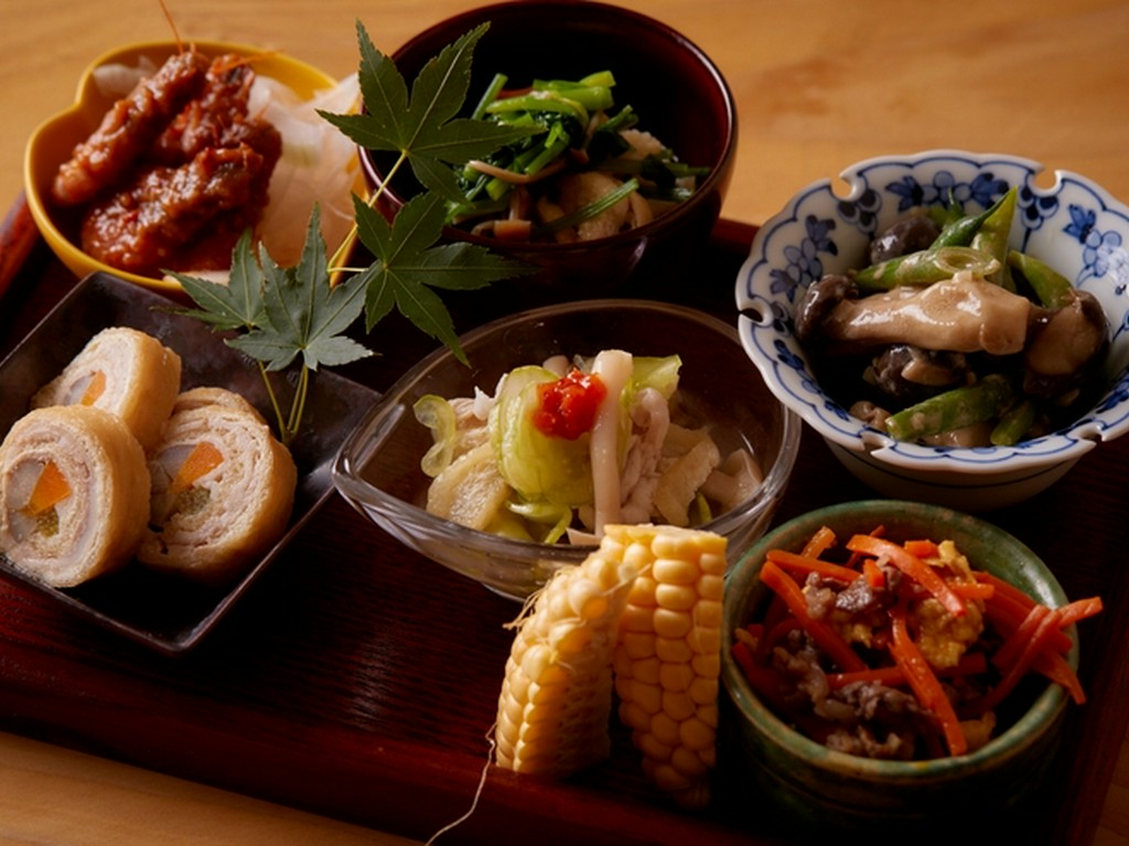 ちょこちょこ豆皿小鉢(7種)と本日のおすすめの一皿