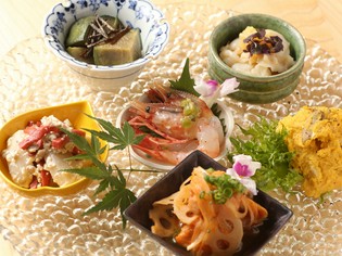 【宙】らしさが詰まった季節の料理『おばん菜盛り合わせ』