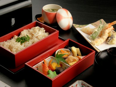 季節感たっぷり。その彩りに魅了される『花ぐるま弁当』