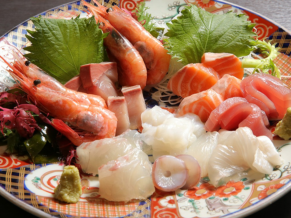 国産にこだわり、厳選して仕入れた旬の魚介類