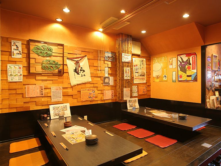 足もとを気にせずゆったり過ごせる、掘りごたつの座敷席