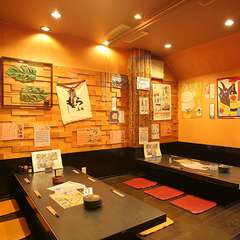 足もとを気にせずゆったり過ごせる、掘りごたつの座敷席