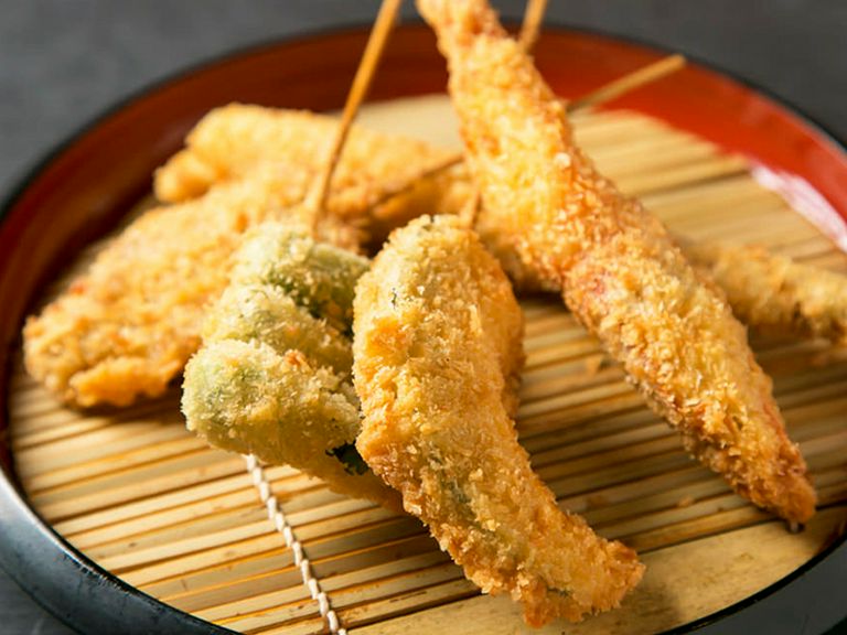大阪名物の串カツを、店特製の絶品タレで堪能！