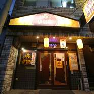 弁天町駅北口より徒歩1分と駅から近いので、仕事帰りなどにふらりと気兼ねなく寄ることができます。毎日仕入れによって変わる鮮魚を目あてに、日を空けずに訪れるリピーターも多いとか。