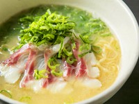 創業以来、ずっと愛され続けている名物メニュー。
鯛を煮炊いて骨を砕き鯛のエキスたっぷりのスープが決め手。
最初はあっさり、後半戦はパンチを効かせて味の変化を楽しんで下さい。