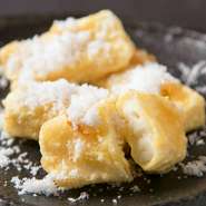 創業以来12年間、愛され続ける裏名物メニュー！
牛乳と生クリーム、砂糖、塩に中華出汁を加えた甘くておいしい、不思議な天ぷら。
もちとろっ・・・な食感がクセになる逸品。