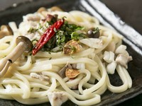 伊勢屋オリジナル、うどんのペペロンチーノ。
海鮮の旨味がしっかりたっぷり入っている人気のシメ。