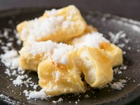 創業以来12年間、愛され続ける裏名物メニュー！
牛乳と生クリーム、砂糖、塩に中華出汁を加えた甘くておいしい、不思議な天ぷら。
もちとろっ・・・な食感がクセになる逸品。