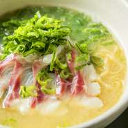 これぞ伊勢屋の麺！〆に最高です！
鯛を煮炊いて骨を砕き、魚介のエキスたっぷりのスープが決め手。
最初はあっさり、後半戦はパンチを効かせて味の変化を楽しんで。