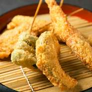 県外からご来店されたお客様に特に人気なのが串かつ。
自家製のこだわりソースも二種類あり、どちらかのソースで食べて頂きます。