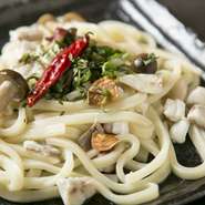 伊勢屋オリジナル！うどんを使った和風ペペロンチーノ！
海鮮の旨味がたっぷり入っています。リピーター多し！