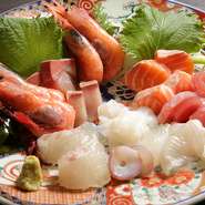 伊勢屋に来たらまずはコレ！堂々人気NO.1新鮮な旬のお造りは美味！7種盛合わせは超豪華です！！