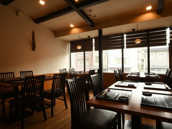 日本料理を食べながらお酒をゆったりと飲める、落ち着いた空間