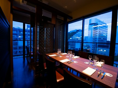 夜景を楽しみながら、薪火で焼く絶品ステーキと肉料理に舌鼓