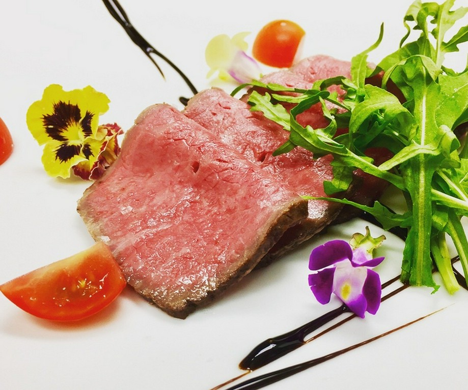 低温で火入れした自家製ローストビーフ