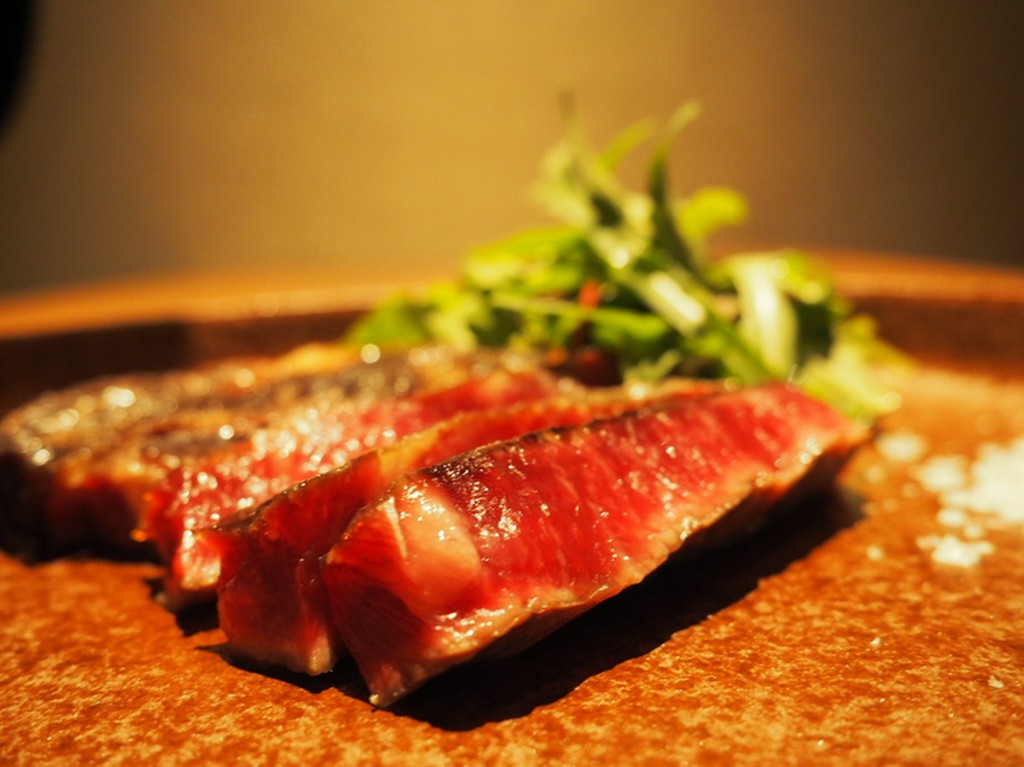 発酵させつつ熟成させた『自家製　発酵熟成肉　薪焼きサーロインステーキ』