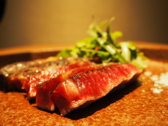 発酵させつつ熟成させた『自家製　発酵熟成肉　薪焼きサーロインステーキ』