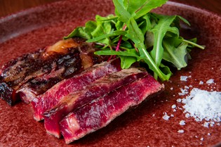 旨みが息づく『自家製　発酵熟成肉　薪焼きサーロインステーキ』