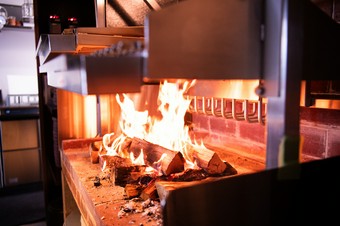 アメリカ製 回転滑車式 薪火グリル機を西日本初導入！　				