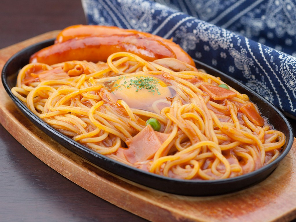 熱々の鉄板で提供されるこの店一番人気の『ジャーマンスパゲティ』