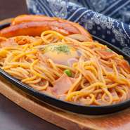 熱々の鉄板で提供されるこの店一番人気の『ジャーマンスパゲティ』