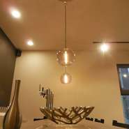 お一人様でも安心してご来店頂けますよう、カウンター席も５席ございます。ゆったりとした空間で、お酒、お料理をお楽しみください。