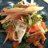 カツオのタタキのような感覚でさっぱりと土佐流に召し上がっていただきたく、だしの効いたトリカラに大葉、玉ねぎ、にんにく、ミョウガなどなどたっぷりの薬味をのせてさっぱり土佐ポン酢でいただく一品です🐓🐓