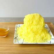 色鮮やかな 定番のマンゴー味♪練乳ソースがマンゴーソースになって新たに登場!!
まずは、どこを食べてもほんのりマンゴー風味のふわふわな かき氷を味わってください
※かき氷単品は200円引き